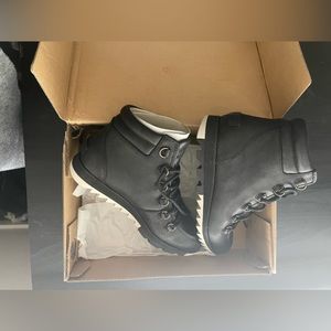 NIB Women’s Sorel Harlow Leather Lace Up Booties in Black, size 8